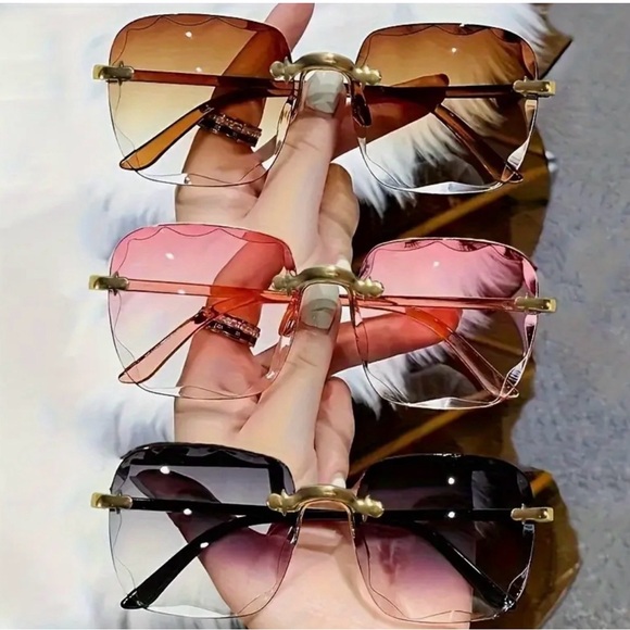Accessories - 🥳 2 for $15 🥳 Stylish Pink Gradient Sunglasses with Gold Accents